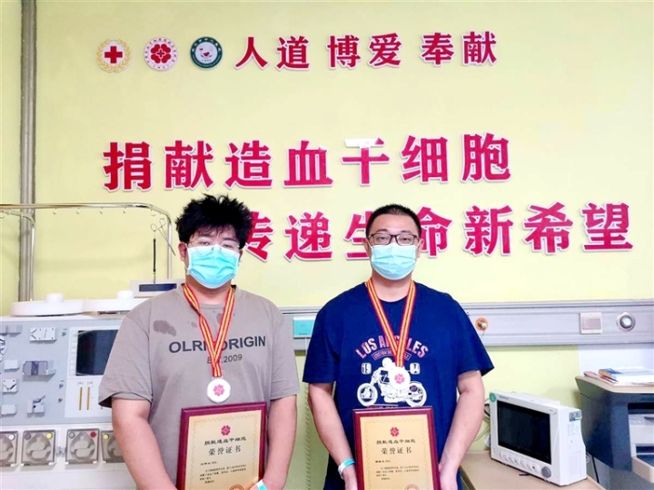 小刘(左)和敖师傅 小刘(左)和敖师傅