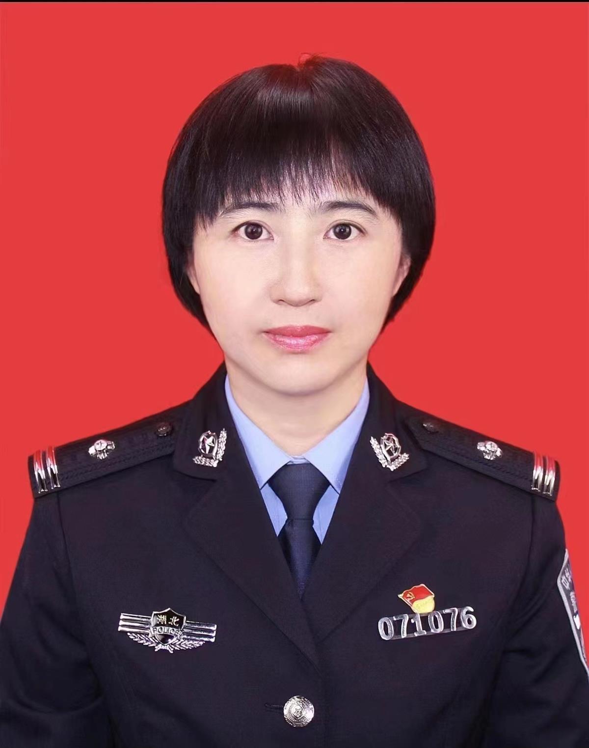 谢晓霞红底照.jpg